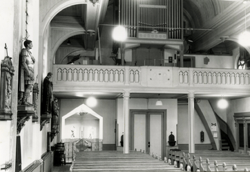 OVI-00001298 RKkerk interieur, zicht op doopkapel en orgelbalkon